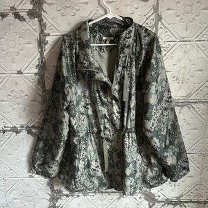 LIKE NEW- Super lightweight Camouflage windbreaker Jacket